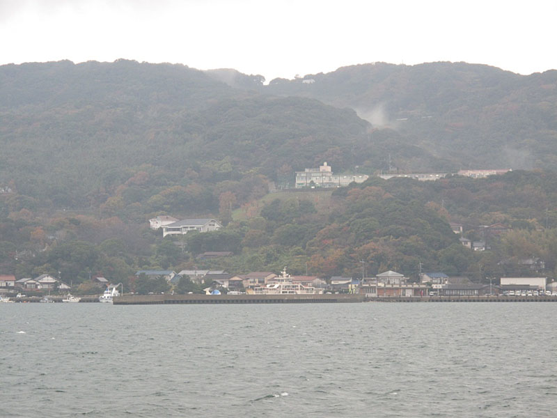 海から見た能古島小学校。中学校と隣接している