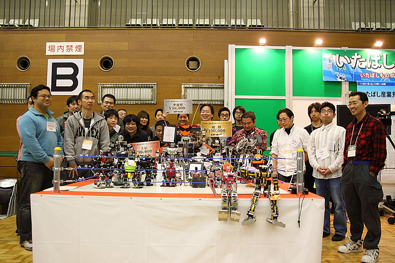 参加選手21名とロボット21機で記念撮影