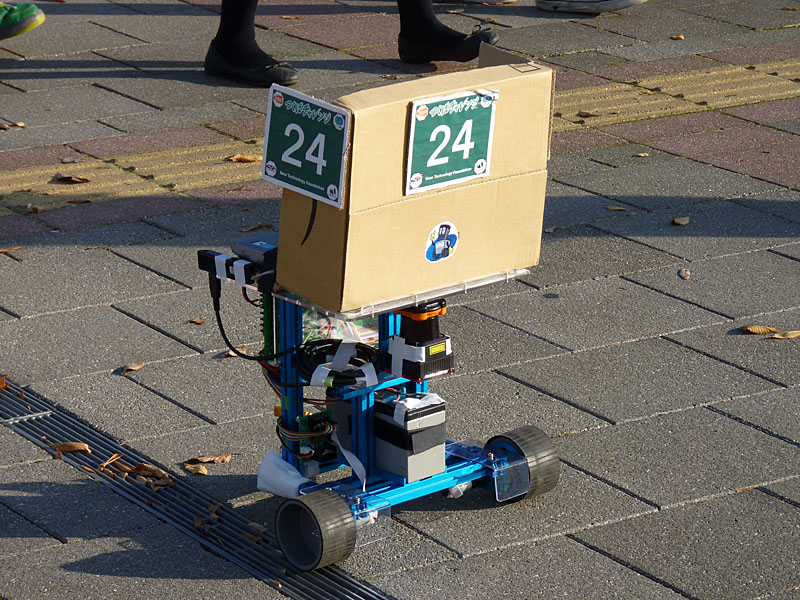 スキャパレリ・プロジェクトチームの「ぽけろぼ」。かなり小型のロボットだが、残念ながら1回目37m地点、2回目66m地点でリタイヤしてしまった