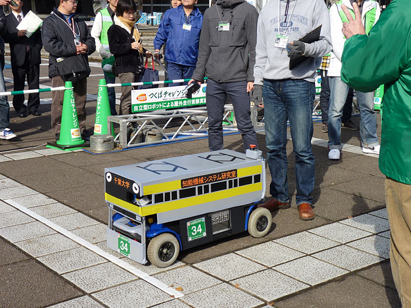 トライアル走行の口火を切ったのは千葉大学知能機械システム研究室チームの「CIMS☆09」。電車を模した外装がかわいい。1回目の走行では3mでリタイヤだったが、2回目のトライアルで見事完走した