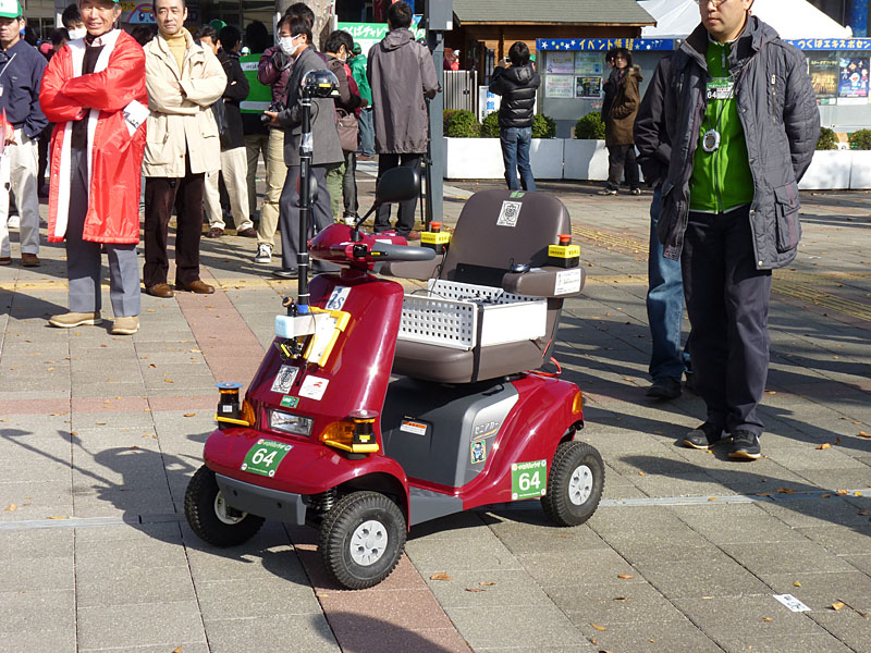 本命視されていた電通大・産総研サービスロボットチームの「HUEST3」。セニアカーをベース車体に利用した大型ロボットだ