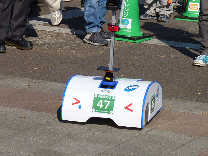 最初に出走した筑波大学知能ロボット研究室TsukuRoboチームの「山彦メロス」
