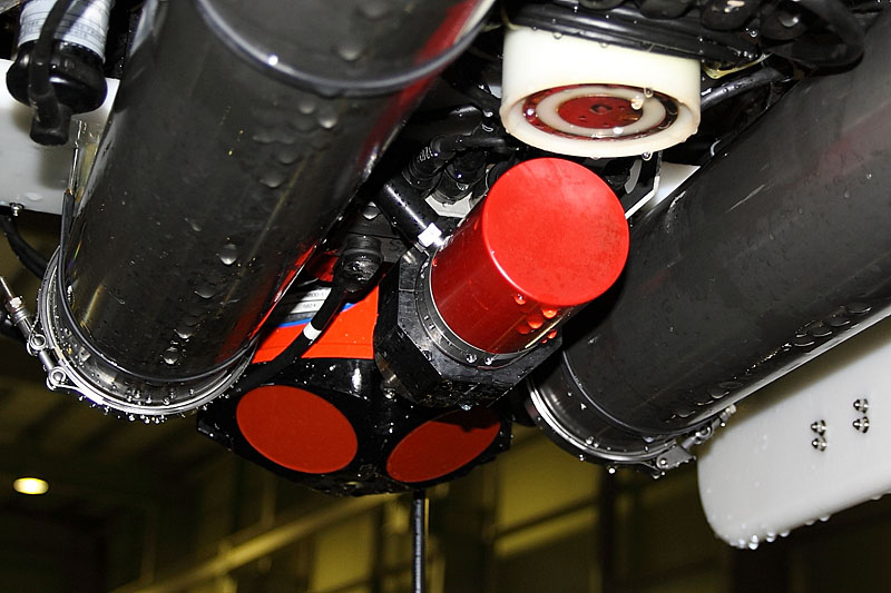 下部。赤い円柱はプロファイリングソナーで、赤い2つの円が見える装置はドップラ対地速度計