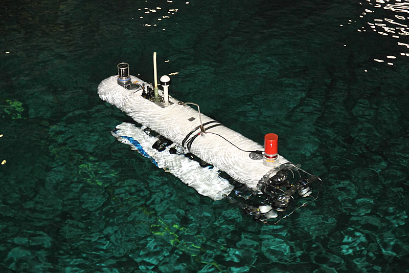 水上を航行中のTri-Dog 1。プロファイリングソナーはTUNA-SANDと異なり、上部にある