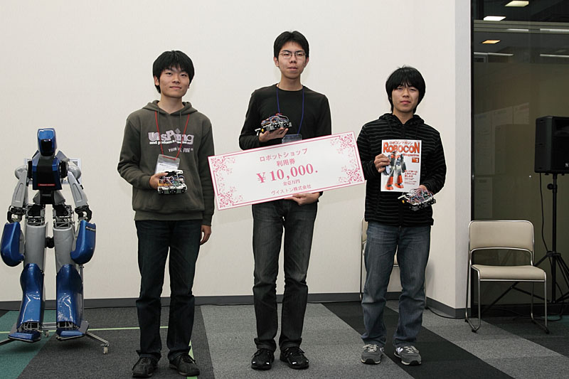 一般部門の記念撮影。左から3位の児玉さん、優勝の杉本さん、2位の前田さん