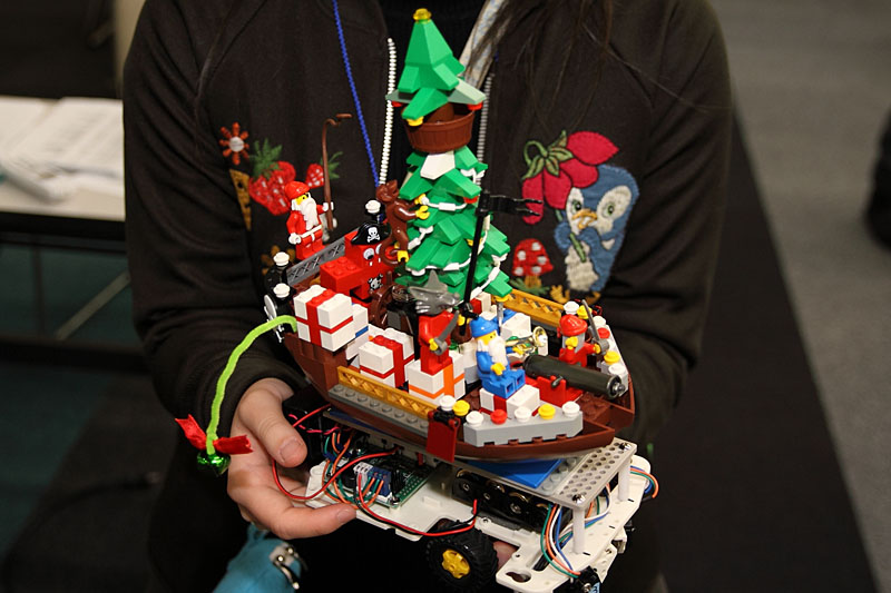 海賊船ペコ号は、今回はクリスマス仕様となっており、甲板にはプレゼントがいっぱい