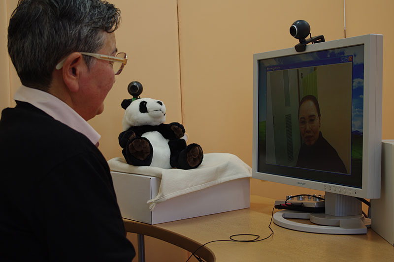 ロボット連携による高齢者同士の遠隔対話支援実験