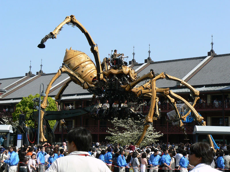 スペクタクルアート劇団「ラ・マシン(La Machine)」による巨大な油圧式の「クモ」