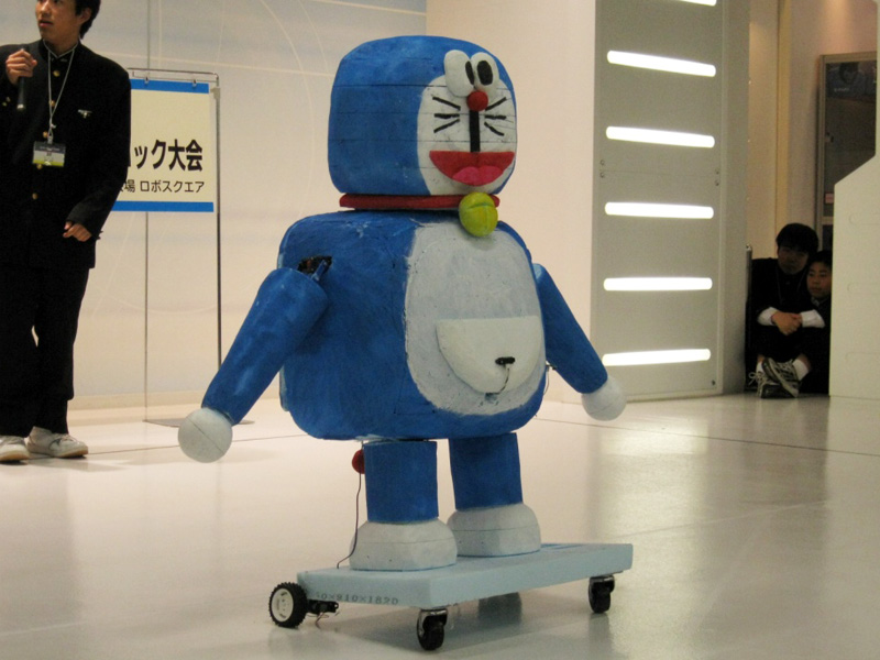 青いロボットの「S.H.S」。センサーを仕込んだドラ焼きを近づけると喜ぶポーズを取るなどのモーションが評価されて2位