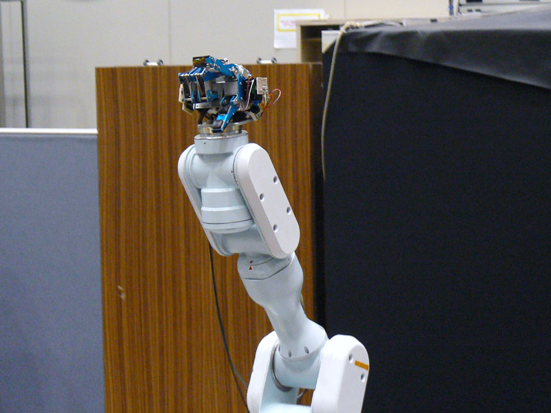 開発中の高出力精細ロボットハンド。宇宙飛行士並の器用さと握力を実現することが目的