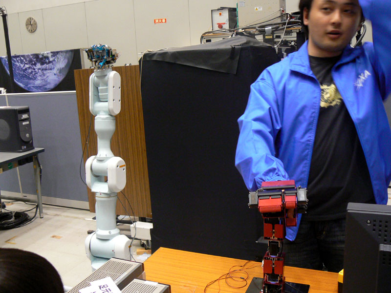 高出力精細ロボットハンドは、マスタースレーブ方式でコントロールされる