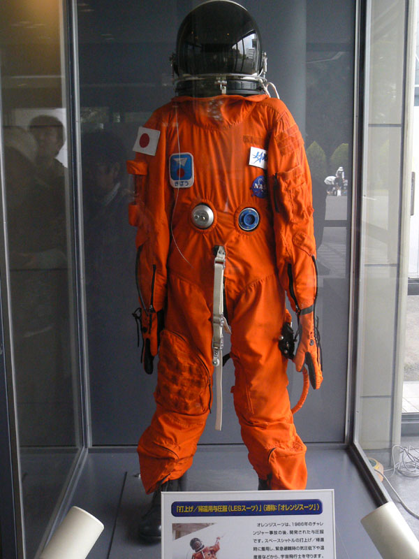 通称オレンジスーツと呼ばれる、打ち上げ/帰還用与圧服(LESスーツ)。1986年のスペースシャトルチャレンジャー号の事故の後、開発された与圧服であり、スペースシャトルの打ち上げ/帰還時に着用し、緊急避難時の気圧低下や温度差から宇宙飛行士を守る
