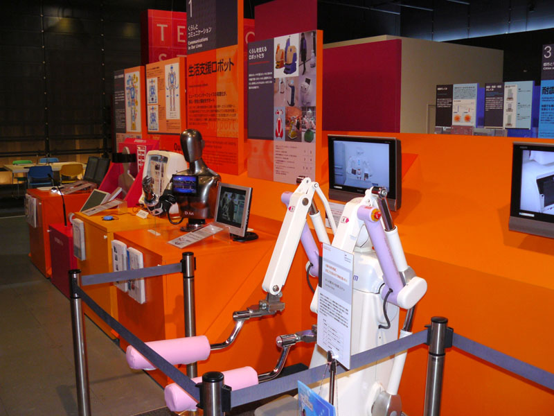 「生活支援ロボット」コーナーの展示ロボットは2/3を昨年度から入れ替えた