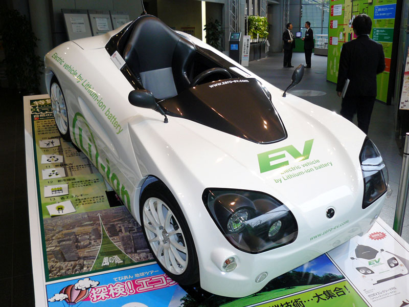 ロビーには、市販電気自動車「ゼロ EV エレクシード RS」のリチウムイオンバッテリモデルを展示