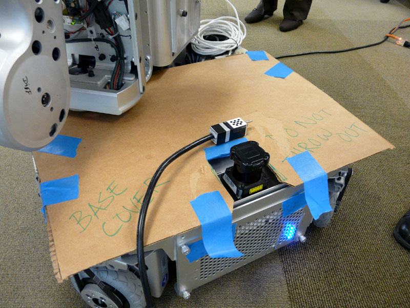 移動中はプラグは磁石でロボットのベースに固定する