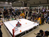 前回同様、ロボットプロレス用リングを使用。競技開催中はお子さまたちがかぶりつきで観戦