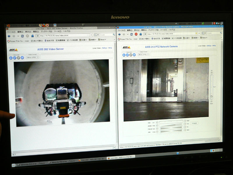 ゲーム用コントローラを用いた操縦用ヒューマンインターフェイス。「UMRS-Triage」が搭載カメラで撮影した映像を見ながら操縦