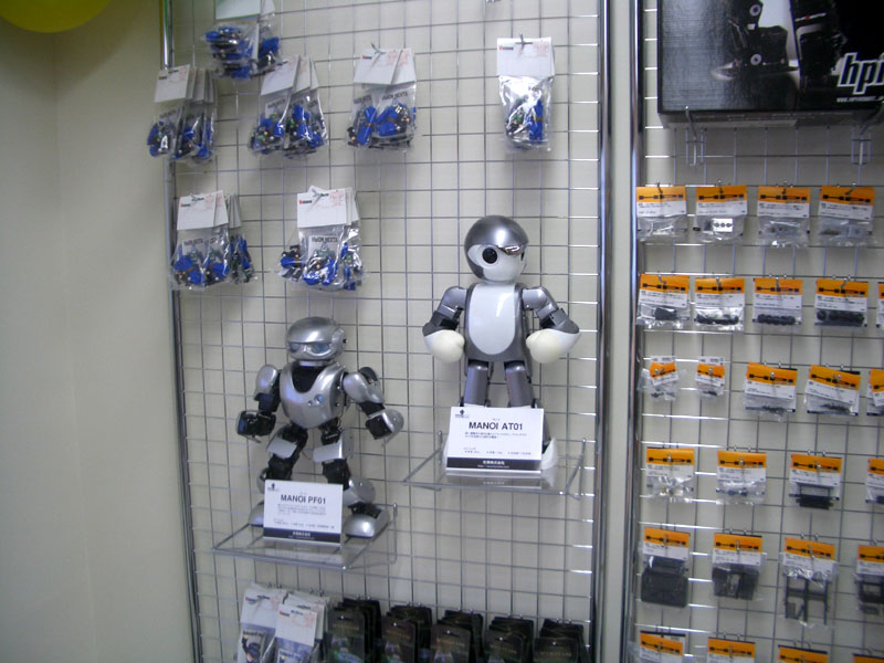 【写真2】Vstone Robot Centerに展示されている限定色(シルバー)MANOI PF01