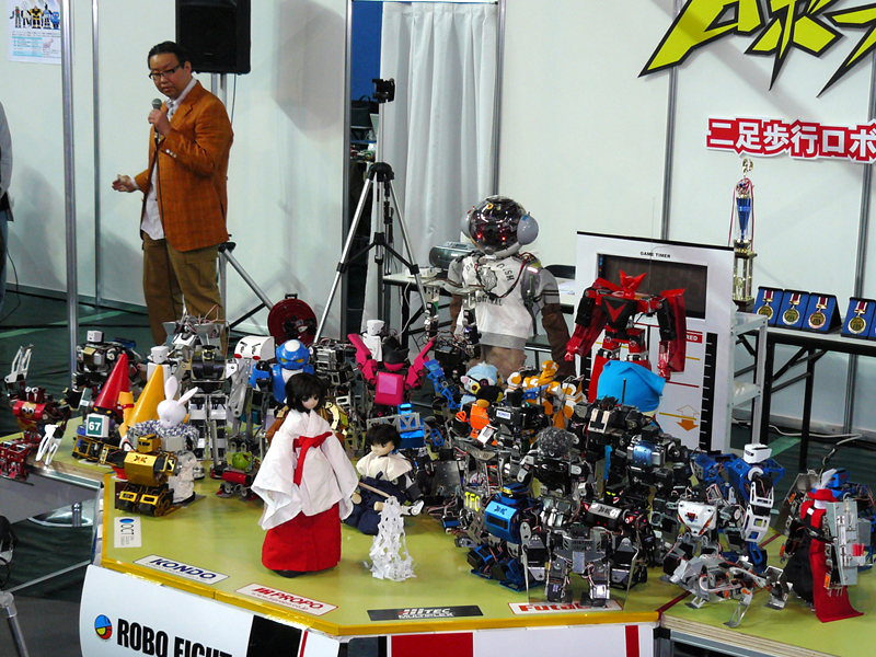 スペシャルゲストも加えて、初日の参加ロボット記念撮影。後方はロボットフォース代表の岩気裕司氏