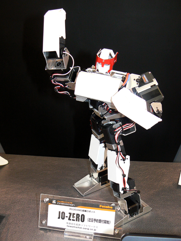 姫路ソフトワークスが開発中の二足歩行ロボットキット「JO-ZERO」。プラレス三四郎の作者「神矢みのる」氏が頭部などのデザインを担当。予価126,000円だ