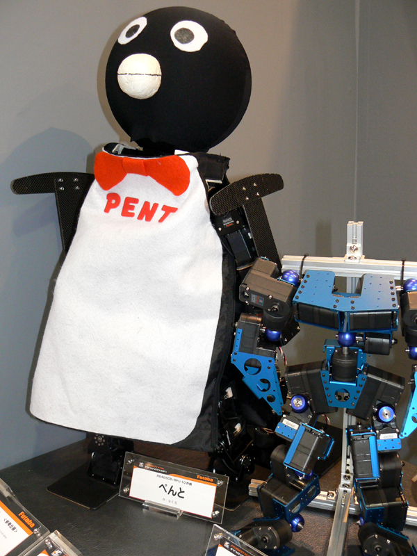 大きなペンギン型ロボット「ぺんと」(なぐ氏作)。RS405CBとRPU-10が使われている