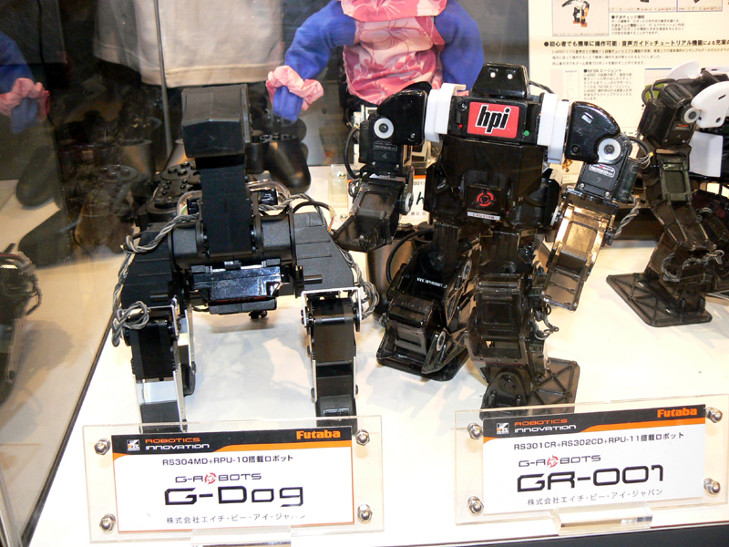 左が犬型ロボット「G-Dog」、右が「G-ROBOTS GR-001」。どちらもエイチ・ピー・アイ・ジャパンから発売されている