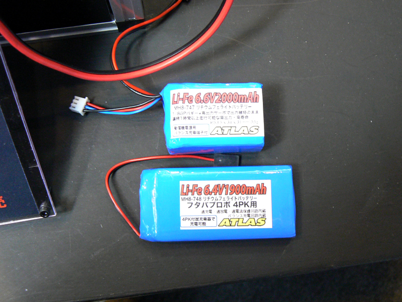 話題のLiFe(リチウムフェライト)バッテリ。リチウムポリマーに比べて安全性が高く、大電流充電が可能