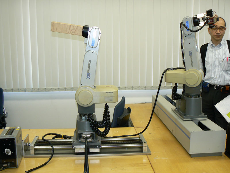 触覚デバイスを使ったマニピュレータの研究。使われているのは三菱電機の産業用ロボット「Movemaster」