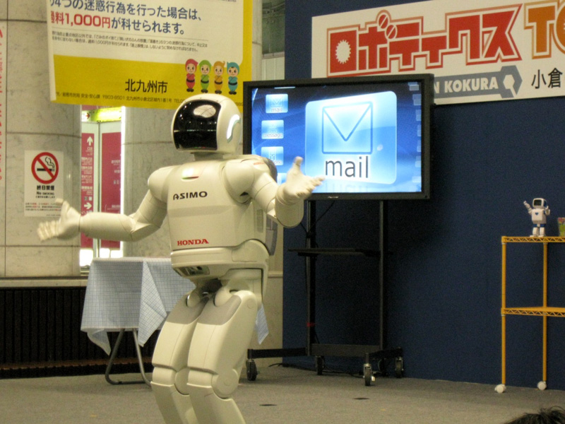 ASIMOは家族からメールを受信できるという設定になっていた