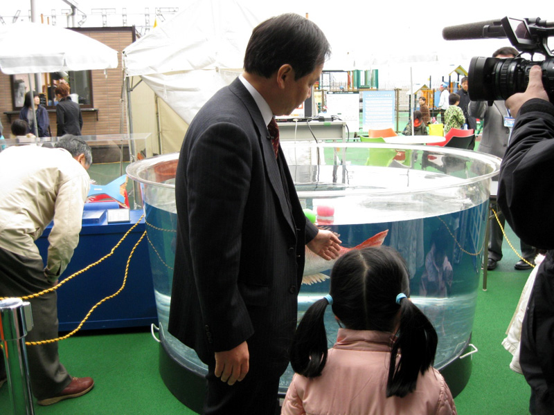 フランスのチャンネル5のスタッフに鯛ロボットの説明をする山本郁夫教授
