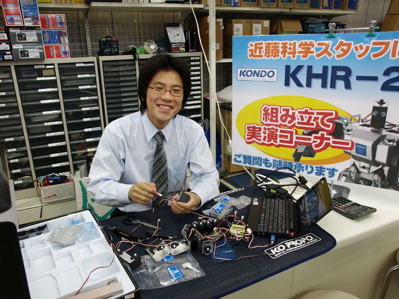 「KHR-2HV」の組み立て・実演を行なっていた近藤科学株式会社営業部の近藤博信氏