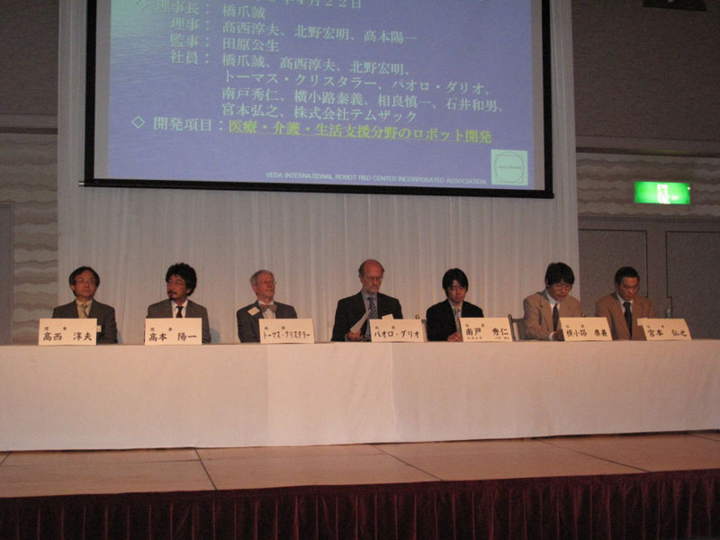 壇上に並んだベーダセンターのメンバー。福岡市で開催された機械学会出席のため何人か欠席し、また南戸氏は代理人が出席