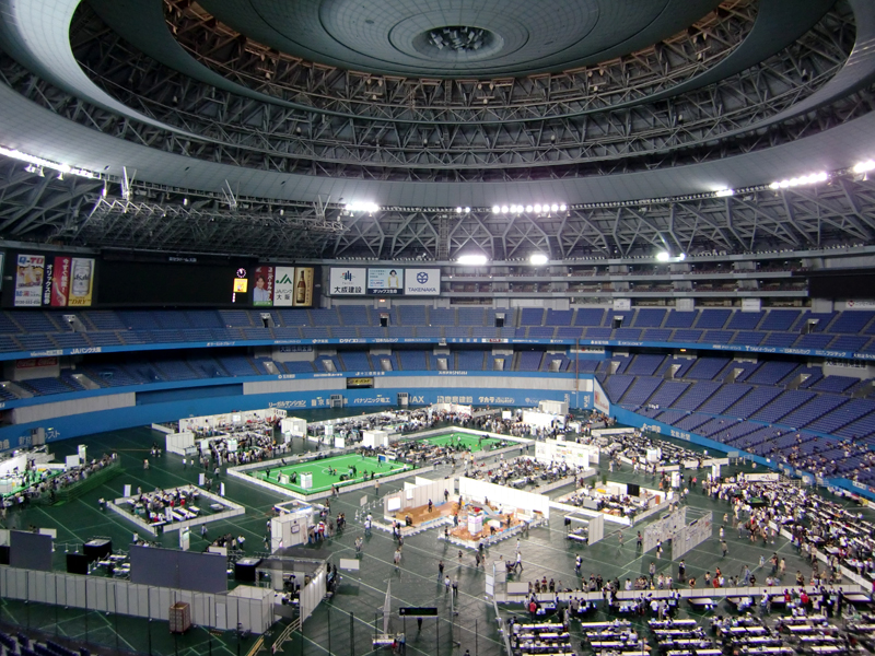 大阪ドームのフィールド全面に広がったロボカップ。ベンチの類がないため、内野席が一部開放されていた