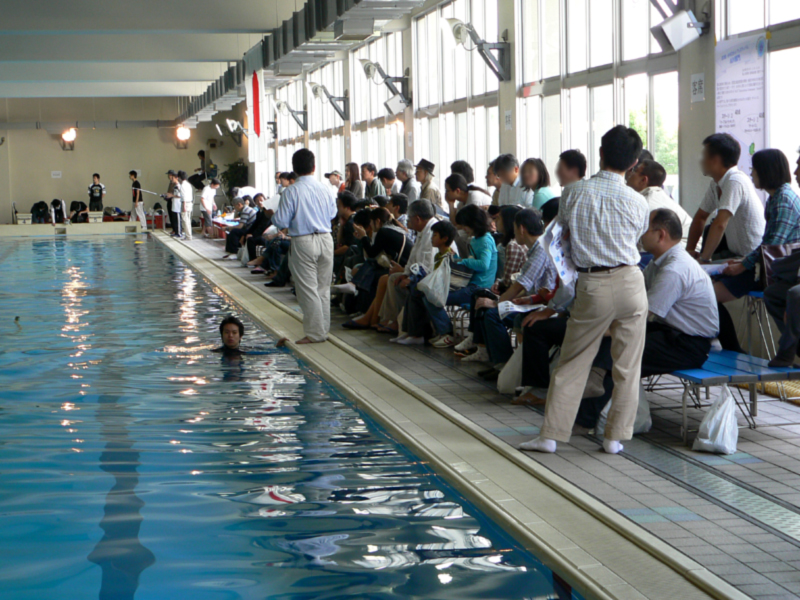会場の海上自衛隊阪神基地隊 屋内プール。たくさんの観客が来場した