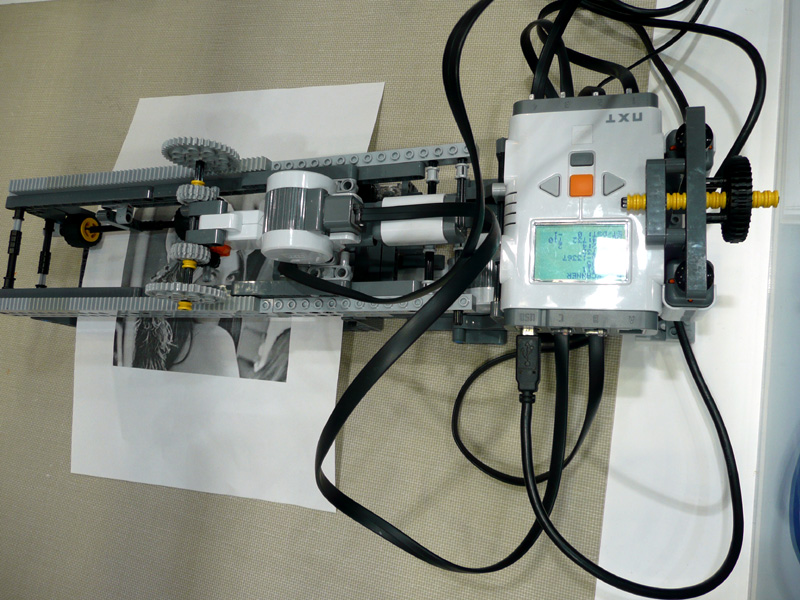 【写真3】スキャナーマシンの外観。LEGO Mindstorms NXTだけで、ここまで完成度が高いのはすごい。紙送り機構と、光センサーを搭載したピンホール光学系をサーボモータで移動させて、スキャニングする