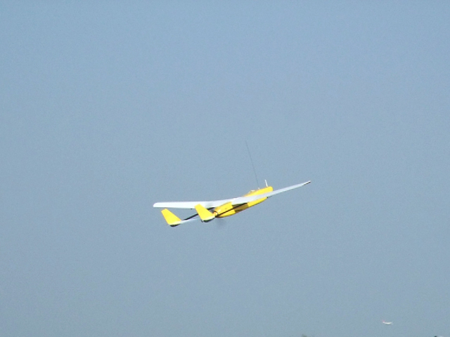 離陸時の小型無人飛行機。離陸時はランチャ式による自動発進