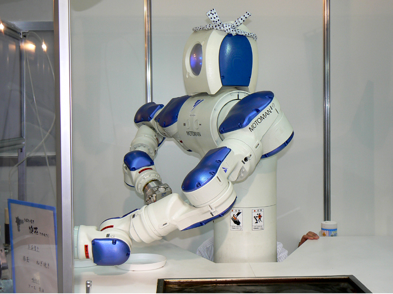 安川電機の双腕アームを使用。「ロボットの非製造分野への進出の可能性」を探ることを目的として試作したもの