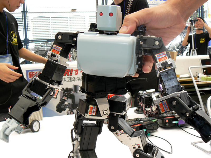 Robot Watch-ニュース--近藤科学、新二足歩行ロボットキット「KHR-3HV
