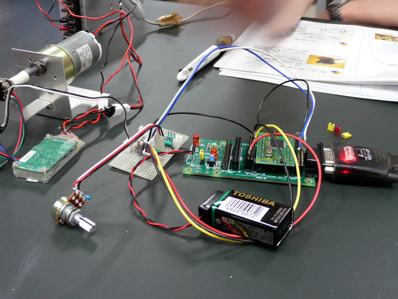 【写真13】センサー信号処理の教材。中継基板を経由して、各種センサーとマイコンキットを接続する