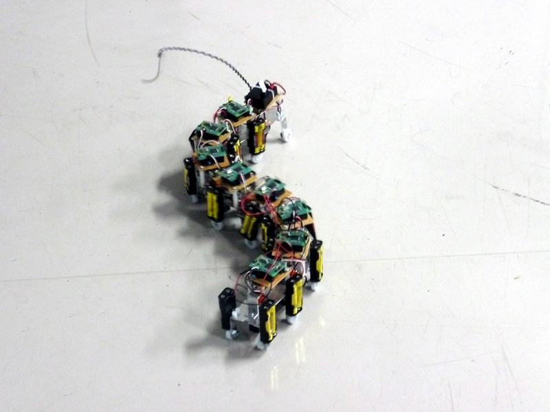【写真40】ヘビ型ロボットの完成。まずは8台の関節を取り付けて動作確認をしてみたところ、滑らかに進んだ。まるで本当の生物のようだ