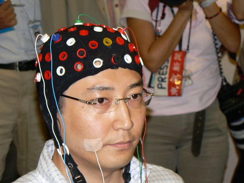 脳波計測用の電極を装着したBTCC研究員のキュワン・チェ氏