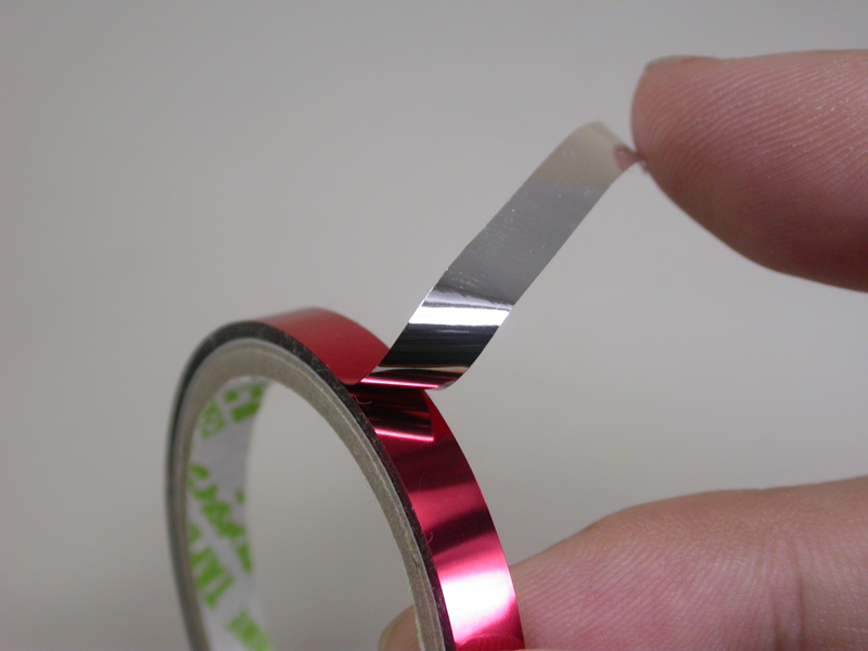 <b>テープの裏面</b><br>使うのはテープの裏面。表面が色つきでも裏はシルバーなので、どれでも同じように使える