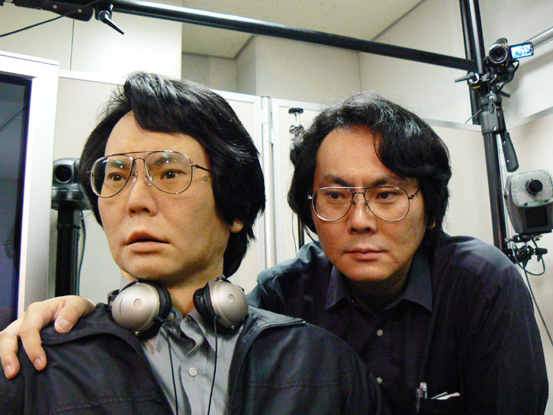 大阪大学・石黒浩教授(写真右)をモデルとしたジェミノイド