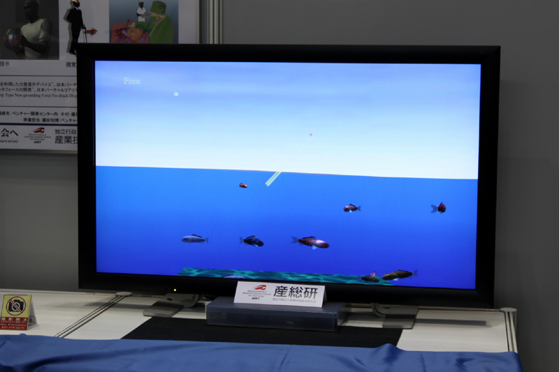 3Dリアル・フル体感型釣りゲーム。釣り好きの人たちが多かったようで、やたらと混んでいた