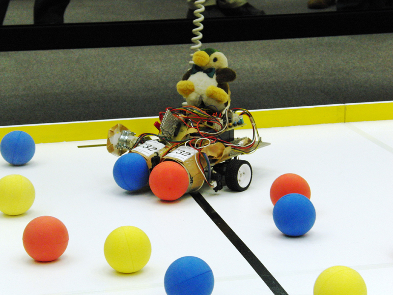 渋谷教育学園渋谷中高理科部のロボット『こぶたくんとしては3台目』。バッテリの上にカモ