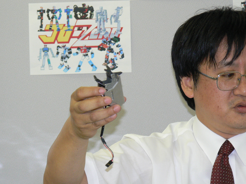 中村氏が手に持っているのが、オプションとして発売予定のハンドユニット「ZERO-HAND」だ