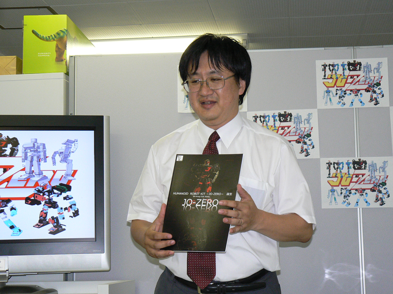 JO-ZEROのカタログを手に説明を行なう姫路ソフトワークスの中村氏