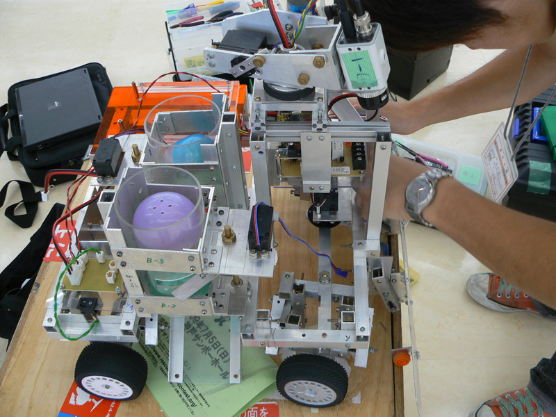 おかQ(岡山大学ロボット研究会)は、発光体を組み込んだマーカーを投下し救助情報を伝達する機能を搭載