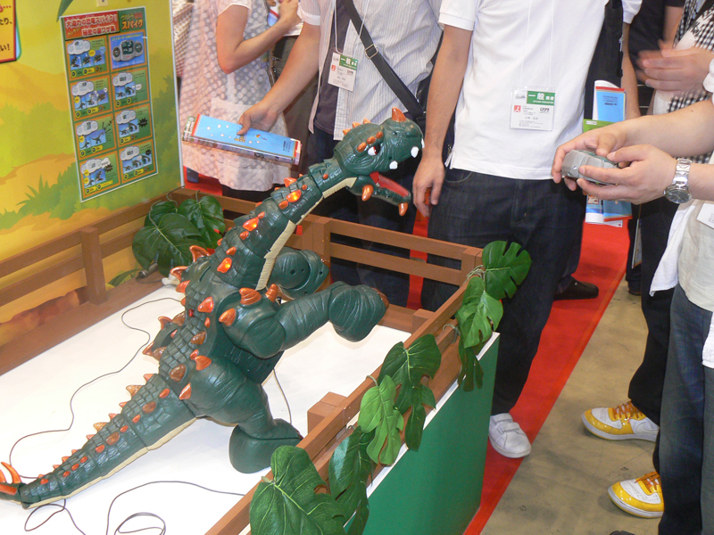 フィッシャープライスの巨大恐竜ロボット「ウルトラ恐竜スパイク」。全高90cm9なので、迫力がある