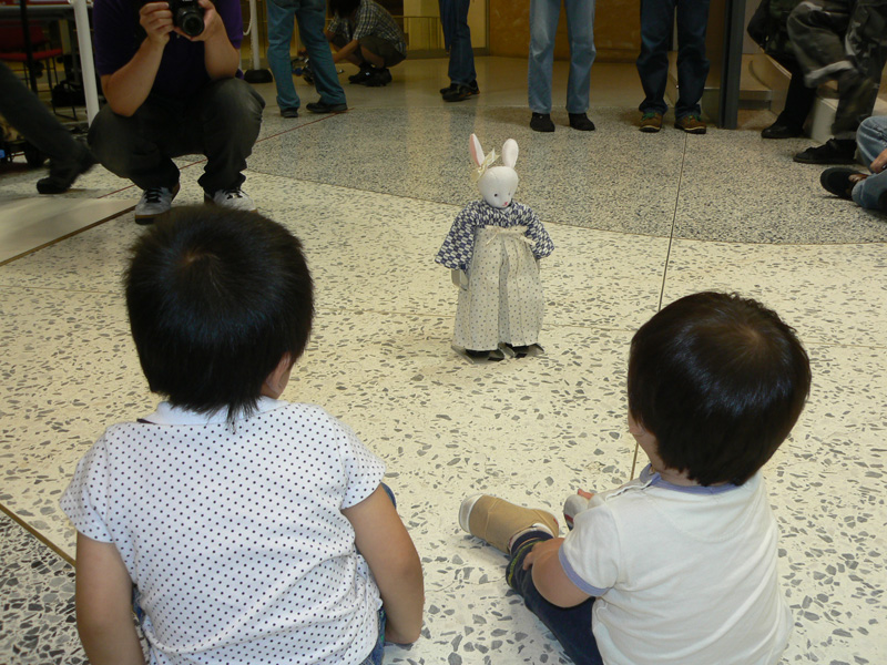 飛び入りロボットの兎角(製作者：桃色兎氏)も子ども達に人気だった